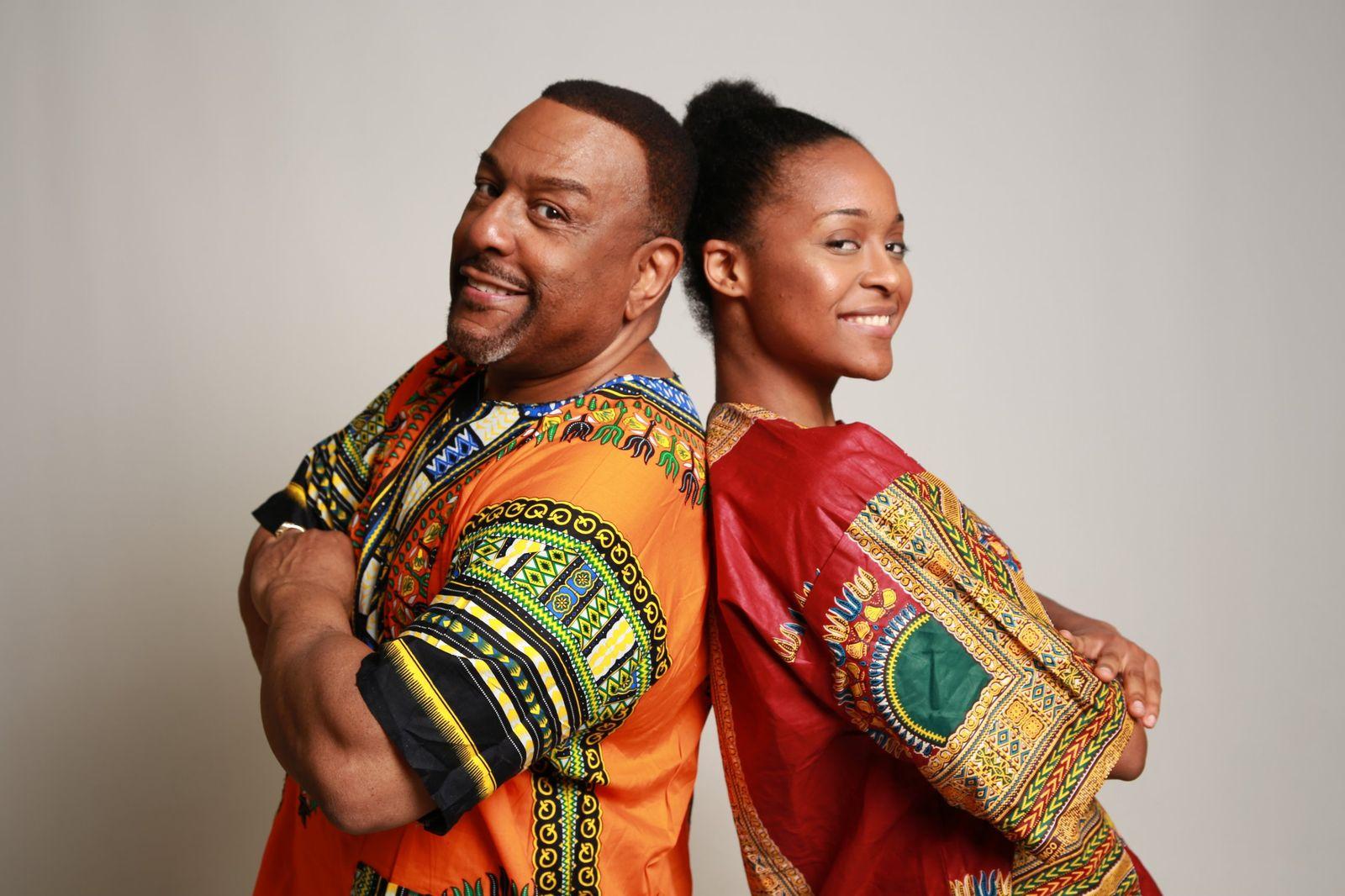 Duo en tenues africaines