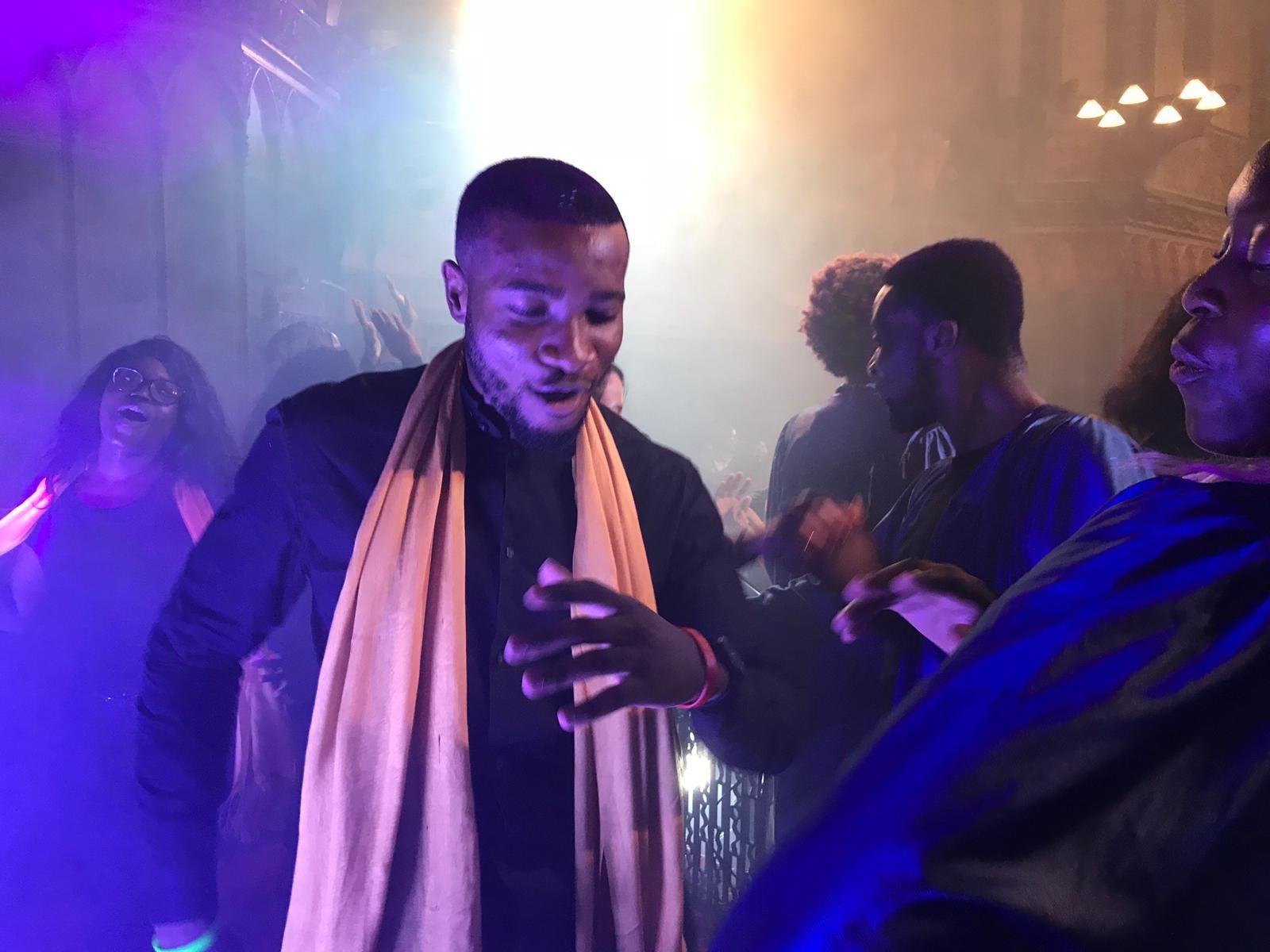 Chanteur sur scène