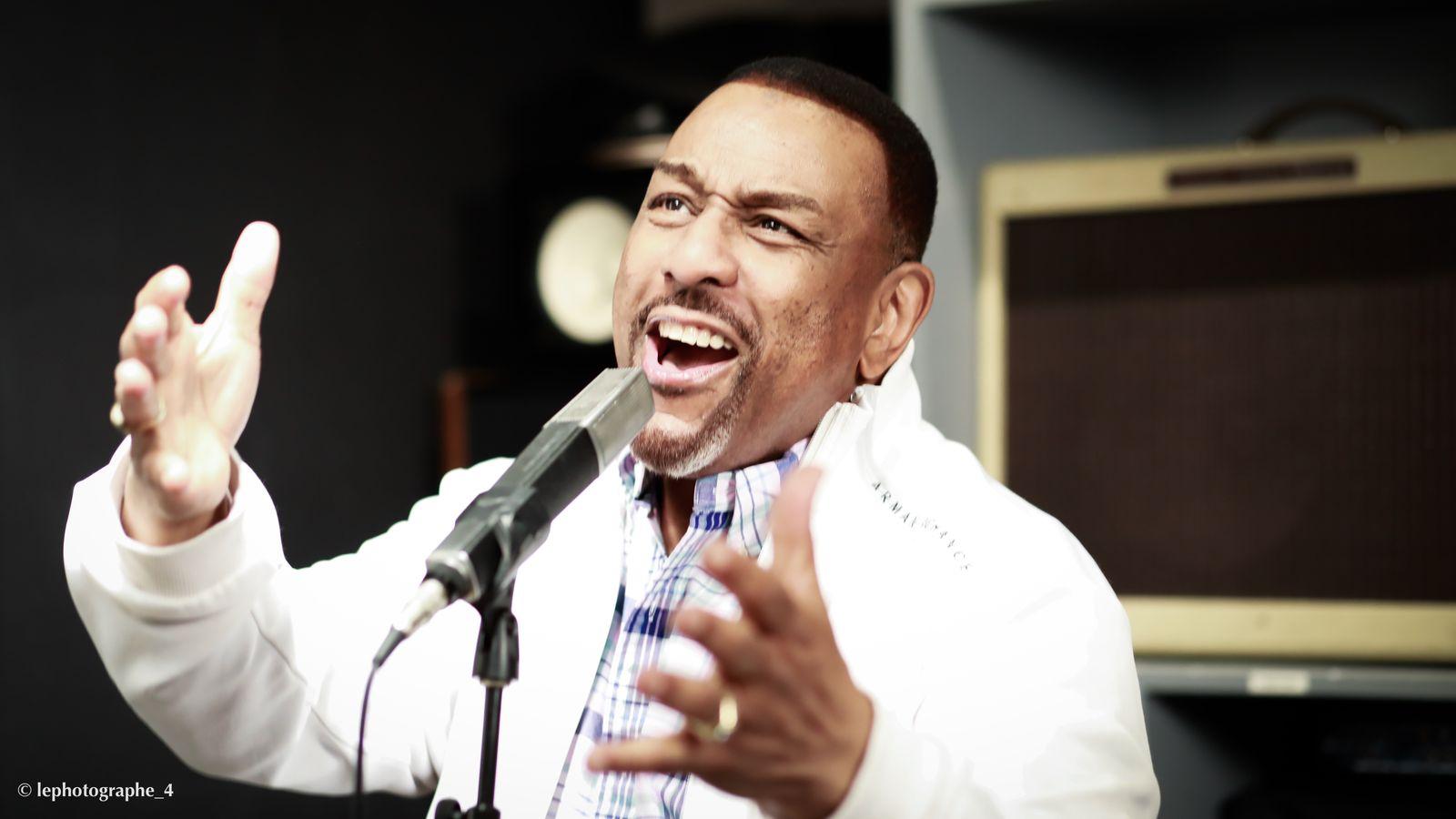 Chanteur au micro, en studio