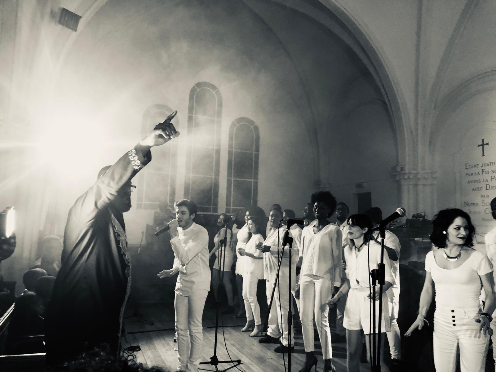 Concert en église, en noir et blanc